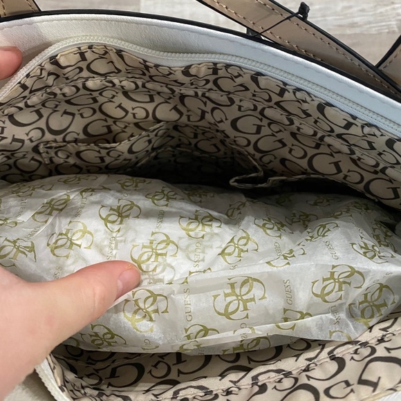 Guess Handbag - Picture 2 of 8